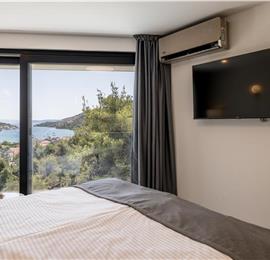 4 bedroom villa with heated pool and sea view in Vinišće, sleeps 8